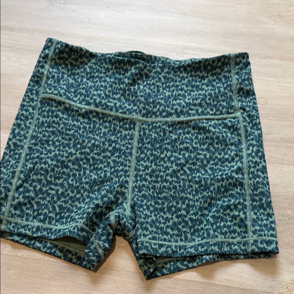 Athleta Green Patterned Bike Shorts size medium